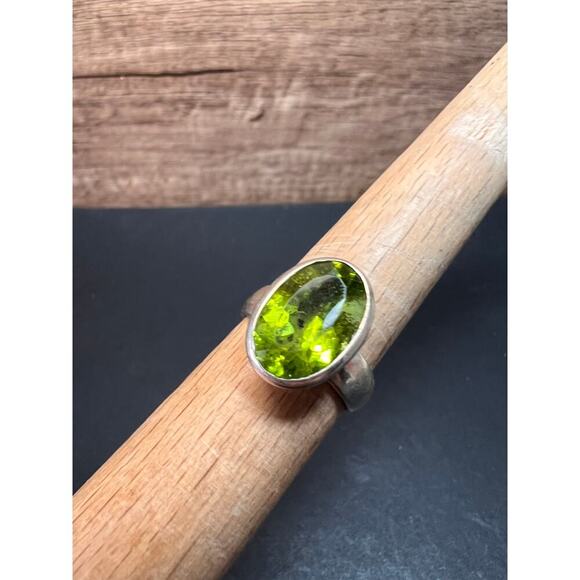 NEW size 7.5 oval cut peridot sterling silver ring 6.55 grams - Picture 2 of 16